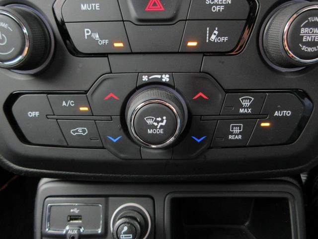 ジープ・レネゲード リミテッド　後期型　本革シート　パワーシート　シートヒーター　純正メモリナビ　フルセグＴＶ　Ｂｌｕｅｔｏｏｔｈ　純正ドライブレコーダー　ＥＴＣ２．０　純正ＬＥＤヘッドライト　オートライト　ステアリングヒーター（32枚目）