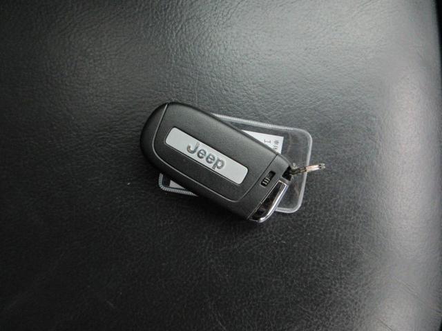 ジープ・レネゲード リミテッド　後期型　本革シート　パワーシート　シートヒーター　純正メモリナビ　フルセグＴＶ　Ｂｌｕｅｔｏｏｔｈ　純正ドライブレコーダー　ＥＴＣ２．０　純正ＬＥＤヘッドライト　オートライト　ステアリングヒーター（40枚目）