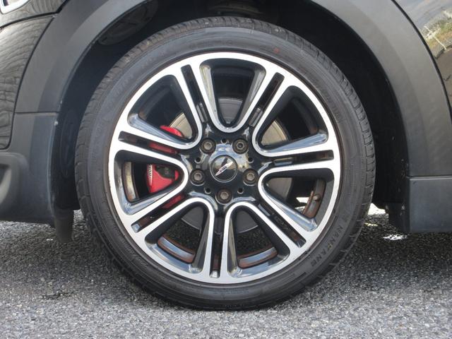 ＭＩＮＩ ジョンクーパーワークス　クロスオーバー　フルタイム４ＷＤ　ｈａｒｍａｒｋａｒｄｏｎオーディオ　社外メモリーナビ　フルセグ　バックカメラ　ＪＣＷフルエアロ　ＪＣＷ専用１８ＡＷ　ブレーキキャリパー　ＨＩＤライトフォグ　シートヒーター（12枚目）