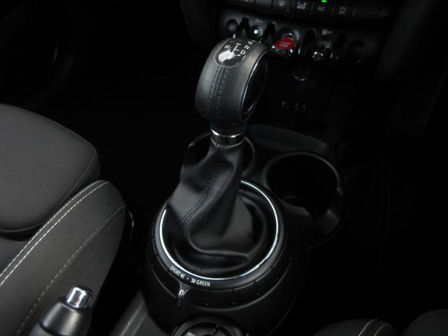 ＭＩＮＩ クーパーＳＤ　ディーゼルターボ　純正ナビ　フルセグＴＶ　Ｂｌｕｅｔｏｏｔｈ　ＡＵＸ　ＵＳＢ　バックカメラ　ドラレコ　アイドリングストップ　オートライト　電格ミラー　オートエアコン　スマートキー　バックドアスポイラー（21枚目）
