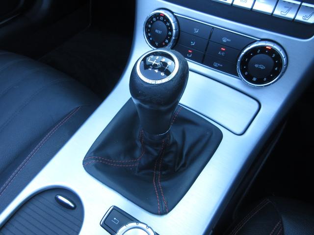 ＳＬＫ ＳＬＫ２００ＭＴ　ＡＭＧスポーツパッケージ　６速マニュアル　電動オープン　オートクルコン　純正ＨＤＤナビ　フルセグＴＶ　Ｂｌｕｅｔｏｏｔｈ　ＭＳＶ　本革シート　シートヒーター　オートライト　エアスカーフ　ＥＴＣ　横滑り防止　純正１８ＡＷ（20枚目）