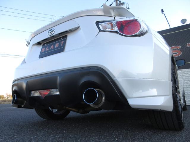 ８６ ＧＴリミテッド　６速マニュアル　モデリスタフルエアロ　ＲＡＹＳ１８インチＡＷ　柿本改マフラー　ＴＥＩＮ車高調　ＥＮＤＬＥＳＳブレーキキャリパー　ハーフレザーシート　シートヒーター　オートライト　左右独立オートエアコン（12枚目）