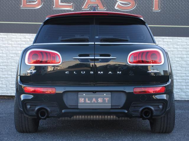 艶やかな濃緑が映えるリアビュー☆