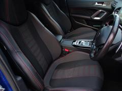 高級感と機能性を兼ね揃えたハーフレザーシート☆運転席、助手席の状態もとても良好です！！ 3