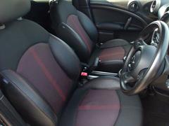 高級感と機能性を兼ね備えたハーフレザーシート☆運転席、助手席の状態もとても良好です！！ 3