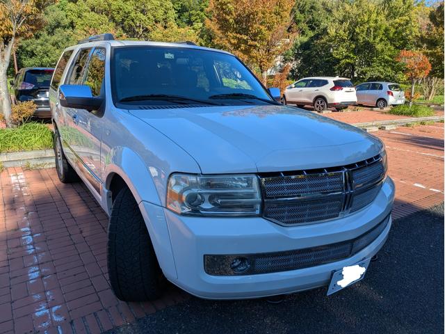 リンカーンナビゲーター ベースグレード　ディーラー車・８ナンバー・車椅子移動車登録・社外ナビ・フルセグ・ＡＬＰＩＮＥフリップダウンモニター・ＥＴＣ・キーレス・パワーバックドア・バックカメラ・フロントカメラ・右サイドカメラ・パワーシート（4枚目）