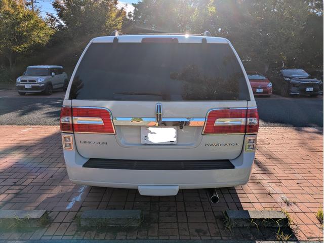 リンカーンナビゲーター ベースグレード　ディーラー車・８ナンバー・車椅子移動車登録・社外ナビ・フルセグ・ＡＬＰＩＮＥフリップダウンモニター・ＥＴＣ・キーレス・パワーバックドア・バックカメラ・フロントカメラ・右サイドカメラ・パワーシート（10枚目）