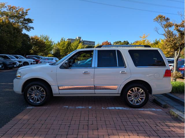 リンカーンナビゲーター ベースグレード　ディーラー車・８ナンバー・車椅子移動車登録・社外ナビ・フルセグ・ＡＬＰＩＮＥフリップダウンモニター・ＥＴＣ・キーレス・パワーバックドア・バックカメラ・フロントカメラ・右サイドカメラ・パワーシート（12枚目）