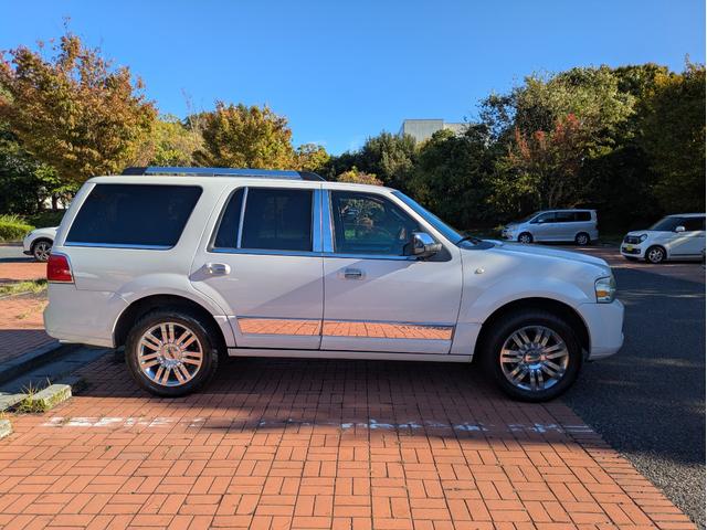 リンカーンナビゲーター ベースグレード　ディーラー車・８ナンバー・車椅子移動車登録・社外ナビ・フルセグ・ＡＬＰＩＮＥフリップダウンモニター・ＥＴＣ・キーレス・パワーバックドア・バックカメラ・フロントカメラ・右サイドカメラ・パワーシート（13枚目）