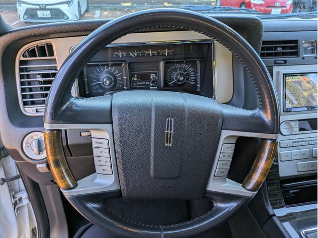 リンカーンナビゲーター ベースグレード　ディーラー車・８ナンバー・車椅子移動車登録・社外ナビ・フルセグ・ＡＬＰＩＮＥフリップダウンモニター・ＥＴＣ・キーレス・パワーバックドア・バックカメラ・フロントカメラ・右サイドカメラ・パワーシート（20枚目）