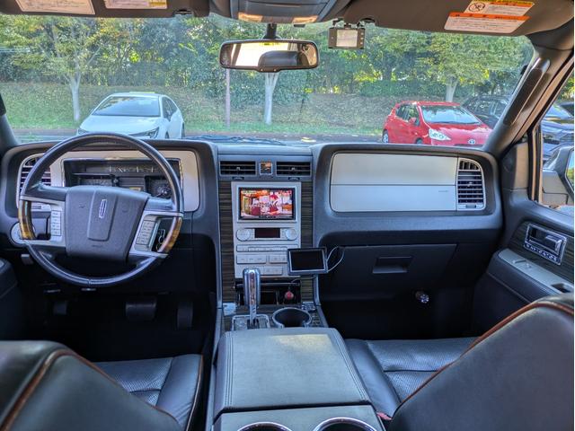 リンカーンナビゲーター ベースグレード　ディーラー車・８ナンバー・車椅子移動車登録・社外ナビ・フルセグ・ＡＬＰＩＮＥフリップダウンモニター・ＥＴＣ・キーレス・パワーバックドア・バックカメラ・フロントカメラ・右サイドカメラ・パワーシート（22枚目）