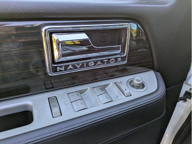 リンカーンナビゲーター ベースグレード　ディーラー車・８ナンバー・車椅子移動車登録・社外ナビ・フルセグ・ＡＬＰＩＮＥフリップダウンモニター・ＥＴＣ・キーレス・パワーバックドア・バックカメラ・フロントカメラ・右サイドカメラ・パワーシート（25枚目）