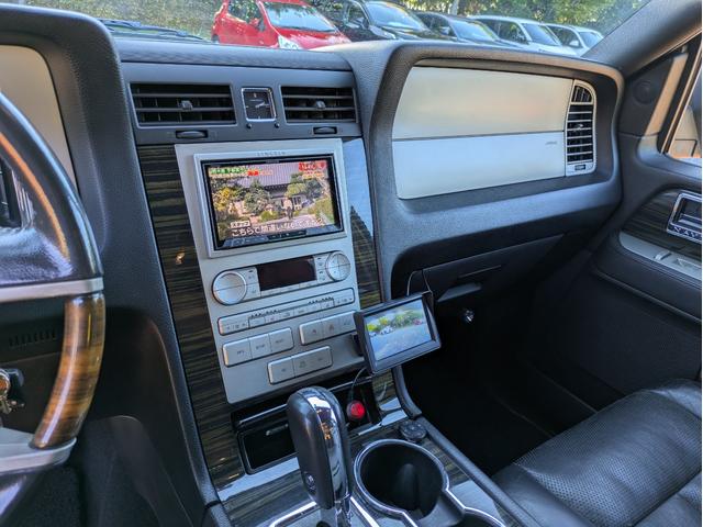 リンカーンナビゲーター ベースグレード　ディーラー車・８ナンバー・車椅子移動車登録・社外ナビ・フルセグ・ＡＬＰＩＮＥフリップダウンモニター・ＥＴＣ・キーレス・パワーバックドア・バックカメラ・フロントカメラ・右サイドカメラ・パワーシート（26枚目）