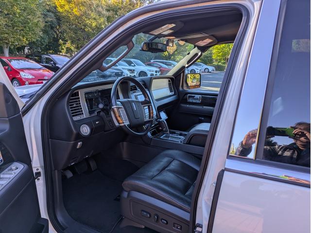 リンカーンナビゲーター ベースグレード　ディーラー車・８ナンバー・車椅子移動車登録・社外ナビ・フルセグ・ＡＬＰＩＮＥフリップダウンモニター・ＥＴＣ・キーレス・パワーバックドア・バックカメラ・フロントカメラ・右サイドカメラ・パワーシート（28枚目）