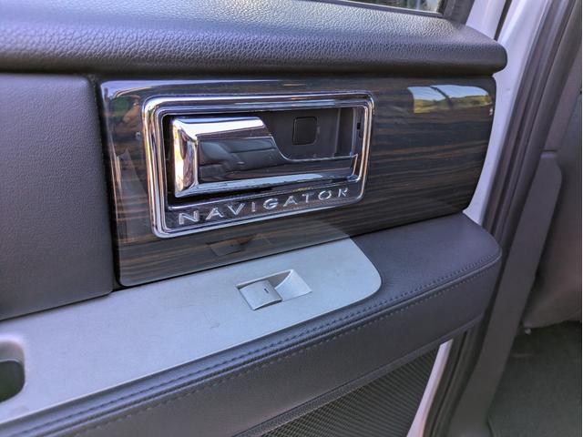 リンカーンナビゲーター ベースグレード　ディーラー車・８ナンバー・車椅子移動車登録・社外ナビ・フルセグ・ＡＬＰＩＮＥフリップダウンモニター・ＥＴＣ・キーレス・パワーバックドア・バックカメラ・フロントカメラ・右サイドカメラ・パワーシート（55枚目）
