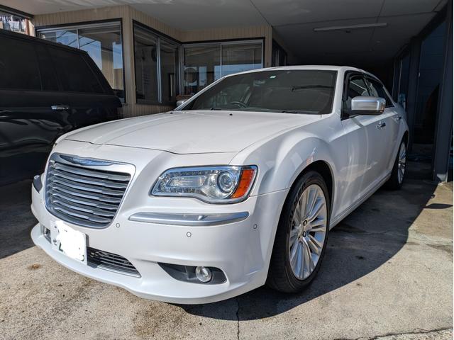 クライスラー・300 300Cラグジュアリー ディーラー車・黒革シート・純正ナビ・TV・Bカメラ・ETC・シートヒーター・前席ベンチレーション・パノラマルーフ・リアサンシェード・ステアリングヒーター・プッシュスタート・スマートキー・ブルートゥース(2枚目)