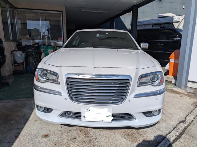 クライスラー・300 300Cラグジュアリー ディーラー車・黒革シート・純正ナビ・TV・Bカメラ・ETC・シートヒーター・前席ベンチレーション・パノラマルーフ・リアサンシェード・ステアリングヒーター・プッシュスタート・スマートキー・ブルートゥース(3枚目)