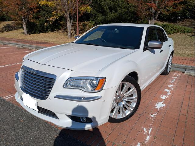 クライスラー・300 300Cラグジュアリー ディーラー車・黒革シート・純正ナビ・TV・Bカメラ・ETC・シートヒーター・前席ベンチレーション・パノラマルーフ・リアサンシェード・ステアリングヒーター・プッシュスタート・スマートキー・ブルートゥース(8枚目)