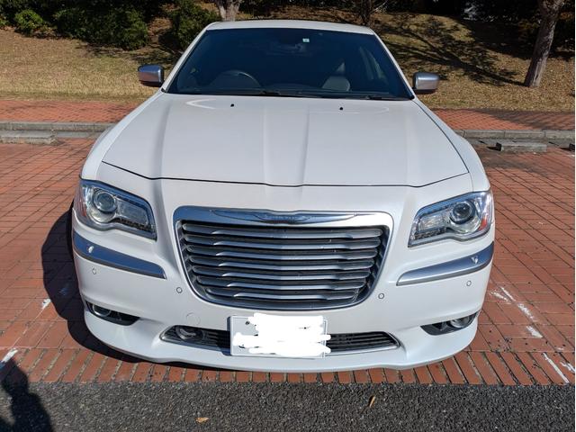 クライスラー・300 300Cラグジュアリー ディーラー車・黒革シート・純正ナビ・TV・Bカメラ・ETC・シートヒーター・前席ベンチレーション・パノラマルーフ・リアサンシェード・ステアリングヒーター・プッシュスタート・スマートキー・ブルートゥース(9枚目)