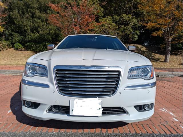 クライスラー・300 300Cラグジュアリー ディーラー車・黒革シート・純正ナビ・TV・Bカメラ・ETC・シートヒーター・前席ベンチレーション・パノラマルーフ・リアサンシェード・ステアリングヒーター・プッシュスタート・スマートキー・ブルートゥース(10枚目)