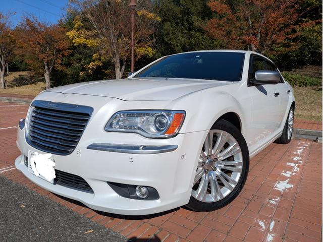 クライスラー・300 300Cラグジュアリー ディーラー車・黒革シート・純正ナビ・TV・Bカメラ・ETC・シートヒーター・前席ベンチレーション・パノラマルーフ・リアサンシェード・ステアリングヒーター・プッシュスタート・スマートキー・ブルートゥース(11枚目)