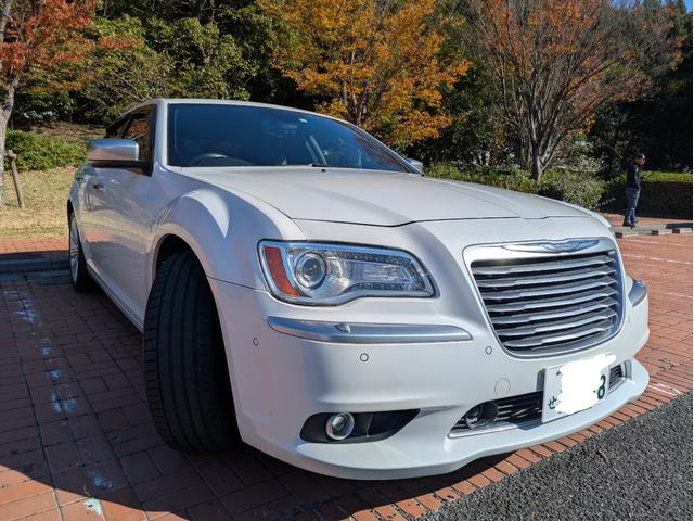 クライスラー・300 300Cラグジュアリー ディーラー車・黒革シート・純正ナビ・TV・Bカメラ・ETC・シートヒーター・前席ベンチレーション・パノラマルーフ・リアサンシェード・ステアリングヒーター・プッシュスタート・スマートキー・ブルートゥース(13枚目)