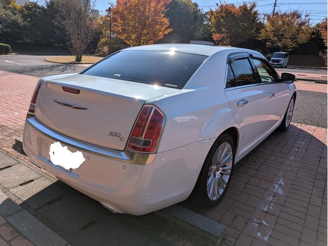 クライスラー・300 300Cラグジュアリー ディーラー車・黒革シート・純正ナビ・TV・Bカメラ・ETC・シートヒーター・前席ベンチレーション・パノラマルーフ・リアサンシェード・ステアリングヒーター・プッシュスタート・スマートキー・ブルートゥース(14枚目)