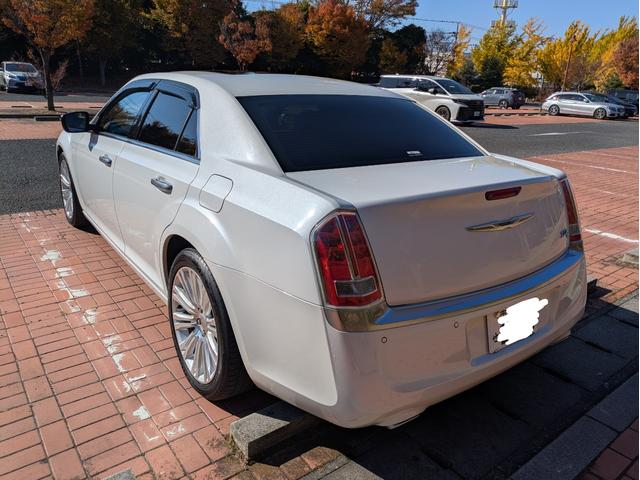 クライスラー・300 300Cラグジュアリー ディーラー車・黒革シート・純正ナビ・TV・Bカメラ・ETC・シートヒーター・前席ベンチレーション・パノラマルーフ・リアサンシェード・ステアリングヒーター・プッシュスタート・スマートキー・ブルートゥース(16枚目)