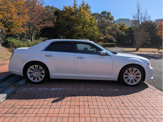 クライスラー・300 300Cラグジュアリー ディーラー車・黒革シート・純正ナビ・TV・Bカメラ・ETC・シートヒーター・前席ベンチレーション・パノラマルーフ・リアサンシェード・ステアリングヒーター・プッシュスタート・スマートキー・ブルートゥース(17枚目)