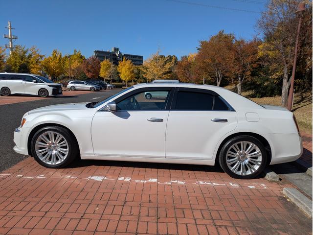 クライスラー・300 300Cラグジュアリー ディーラー車・黒革シート・純正ナビ・TV・Bカメラ・ETC・シートヒーター・前席ベンチレーション・パノラマルーフ・リアサンシェード・ステアリングヒーター・プッシュスタート・スマートキー・ブルートゥース(18枚目)