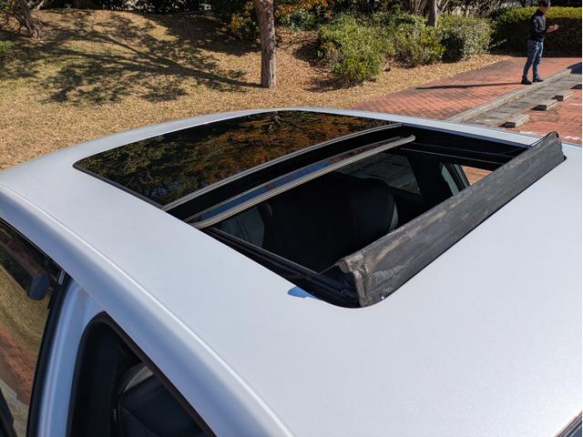 クライスラー・300 300Cラグジュアリー ディーラー車・黒革シート・純正ナビ・TV・Bカメラ・ETC・シートヒーター・前席ベンチレーション・パノラマルーフ・リアサンシェード・ステアリングヒーター・プッシュスタート・スマートキー・ブルートゥース(19枚目)