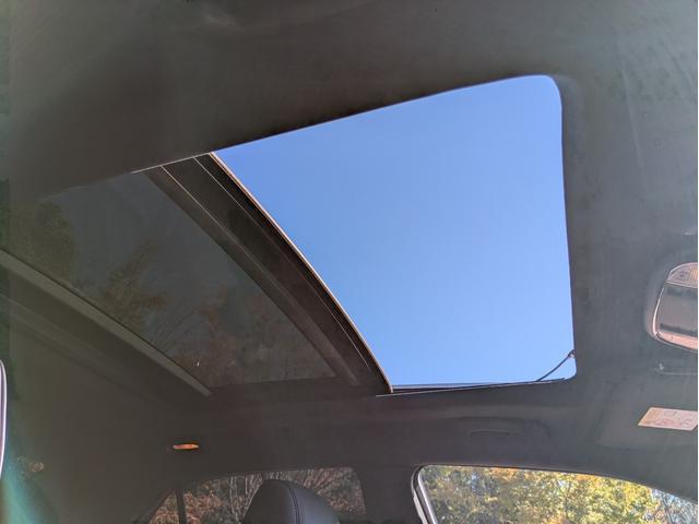 クライスラー・300 300Cラグジュアリー ディーラー車・黒革シート・純正ナビ・TV・Bカメラ・ETC・シートヒーター・前席ベンチレーション・パノラマルーフ・リアサンシェード・ステアリングヒーター・プッシュスタート・スマートキー・ブルートゥース(20枚目)