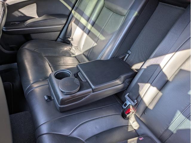 クライスラー・300 300Cラグジュアリー ディーラー車・黒革シート・純正ナビ・TV・Bカメラ・ETC・シートヒーター・前席ベンチレーション・パノラマルーフ・リアサンシェード・ステアリングヒーター・プッシュスタート・スマートキー・ブルートゥース(25枚目)