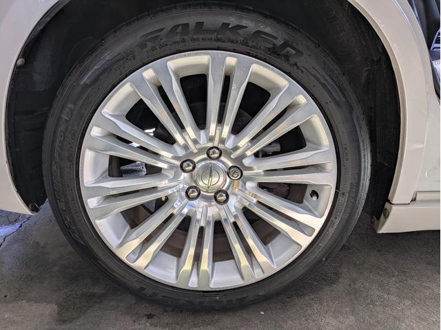 クライスラー・300 300Cラグジュアリー ディーラー車・黒革シート・純正ナビ・TV・Bカメラ・ETC・シートヒーター・前席ベンチレーション・パノラマルーフ・リアサンシェード・ステアリングヒーター・プッシュスタート・スマートキー・ブルートゥース(26枚目)