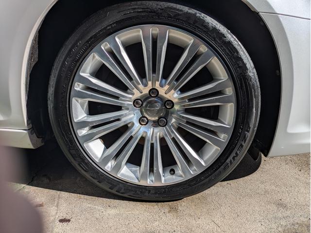 クライスラー・300 300Cラグジュアリー ディーラー車・黒革シート・純正ナビ・TV・Bカメラ・ETC・シートヒーター・前席ベンチレーション・パノラマルーフ・リアサンシェード・ステアリングヒーター・プッシュスタート・スマートキー・ブルートゥース(27枚目)