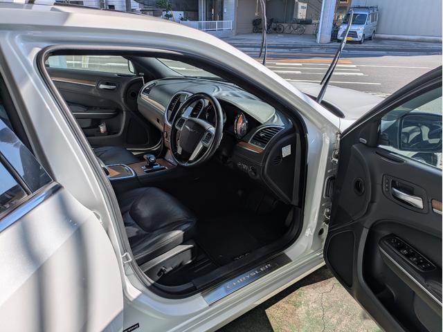 クライスラー・300 300Cラグジュアリー ディーラー車・黒革シート・純正ナビ・TV・Bカメラ・ETC・シートヒーター・前席ベンチレーション・パノラマルーフ・リアサンシェード・ステアリングヒーター・プッシュスタート・スマートキー・ブルートゥース(31枚目)