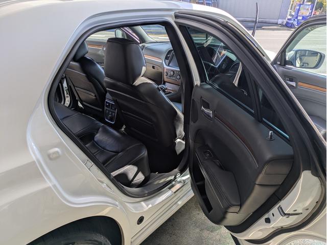 クライスラー・300 300Cラグジュアリー ディーラー車・黒革シート・純正ナビ・TV・Bカメラ・ETC・シートヒーター・前席ベンチレーション・パノラマルーフ・リアサンシェード・ステアリングヒーター・プッシュスタート・スマートキー・ブルートゥース(32枚目)