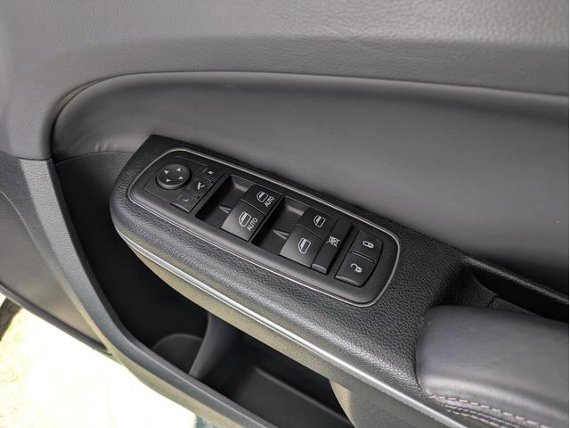 クライスラー・300 300Cラグジュアリー ディーラー車・黒革シート・純正ナビ・TV・Bカメラ・ETC・シートヒーター・前席ベンチレーション・パノラマルーフ・リアサンシェード・ステアリングヒーター・プッシュスタート・スマートキー・ブルートゥース(33枚目)