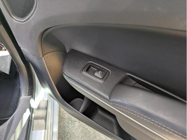 クライスラー・300 300Cラグジュアリー ディーラー車・黒革シート・純正ナビ・TV・Bカメラ・ETC・シートヒーター・前席ベンチレーション・パノラマルーフ・リアサンシェード・ステアリングヒーター・プッシュスタート・スマートキー・ブルートゥース(34枚目)