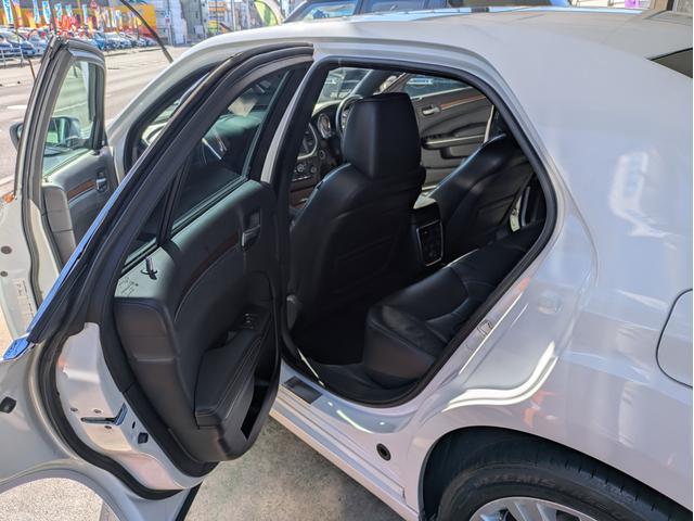 クライスラー・300 300Cラグジュアリー ディーラー車・黒革シート・純正ナビ・TV・Bカメラ・ETC・シートヒーター・前席ベンチレーション・パノラマルーフ・リアサンシェード・ステアリングヒーター・プッシュスタート・スマートキー・ブルートゥース(35枚目)