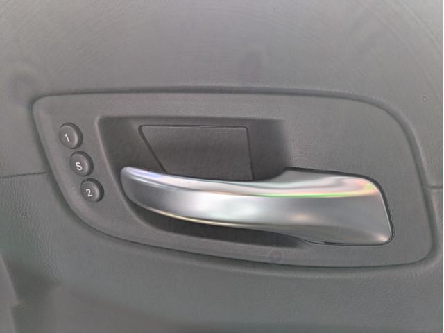 クライスラー・300 300Cラグジュアリー ディーラー車・黒革シート・純正ナビ・TV・Bカメラ・ETC・シートヒーター・前席ベンチレーション・パノラマルーフ・リアサンシェード・ステアリングヒーター・プッシュスタート・スマートキー・ブルートゥース(36枚目)