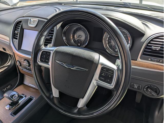 クライスラー・300 300Cラグジュアリー ディーラー車・黒革シート・純正ナビ・TV・Bカメラ・ETC・シートヒーター・前席ベンチレーション・パノラマルーフ・リアサンシェード・ステアリングヒーター・プッシュスタート・スマートキー・ブルートゥース(37枚目)