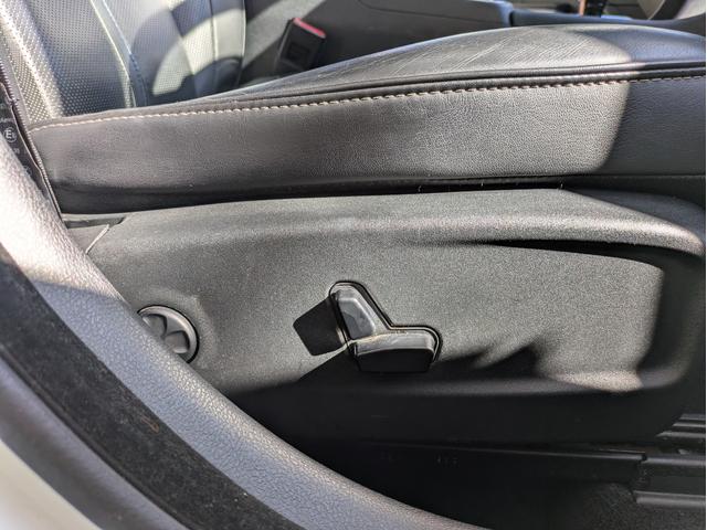 クライスラー・300 300Cラグジュアリー ディーラー車・黒革シート・純正ナビ・TV・Bカメラ・ETC・シートヒーター・前席ベンチレーション・パノラマルーフ・リアサンシェード・ステアリングヒーター・プッシュスタート・スマートキー・ブルートゥース(38枚目)