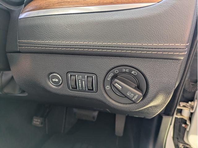 クライスラー・300 300Cラグジュアリー ディーラー車・黒革シート・純正ナビ・TV・Bカメラ・ETC・シートヒーター・前席ベンチレーション・パノラマルーフ・リアサンシェード・ステアリングヒーター・プッシュスタート・スマートキー・ブルートゥース(39枚目)