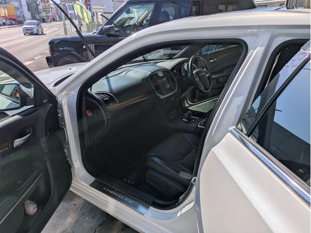 クライスラー・300 300Cラグジュアリー ディーラー車・黒革シート・純正ナビ・TV・Bカメラ・ETC・シートヒーター・前席ベンチレーション・パノラマルーフ・リアサンシェード・ステアリングヒーター・プッシュスタート・スマートキー・ブルートゥース(40枚目)