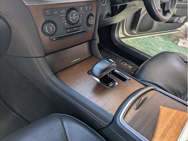 クライスラー・300 300Cラグジュアリー ディーラー車・黒革シート・純正ナビ・TV・Bカメラ・ETC・シートヒーター・前席ベンチレーション・パノラマルーフ・リアサンシェード・ステアリングヒーター・プッシュスタート・スマートキー・ブルートゥース(41枚目)