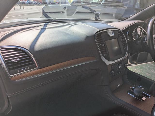 クライスラー・300 300Cラグジュアリー ディーラー車・黒革シート・純正ナビ・TV・Bカメラ・ETC・シートヒーター・前席ベンチレーション・パノラマルーフ・リアサンシェード・ステアリングヒーター・プッシュスタート・スマートキー・ブルートゥース(42枚目)