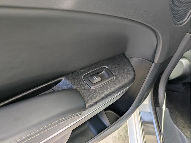 クライスラー・300 300Cラグジュアリー ディーラー車・黒革シート・純正ナビ・TV・Bカメラ・ETC・シートヒーター・前席ベンチレーション・パノラマルーフ・リアサンシェード・ステアリングヒーター・プッシュスタート・スマートキー・ブルートゥース(43枚目)