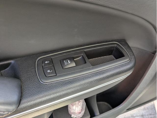 クライスラー・300 300Cラグジュアリー ディーラー車・黒革シート・純正ナビ・TV・Bカメラ・ETC・シートヒーター・前席ベンチレーション・パノラマルーフ・リアサンシェード・ステアリングヒーター・プッシュスタート・スマートキー・ブルートゥース(44枚目)