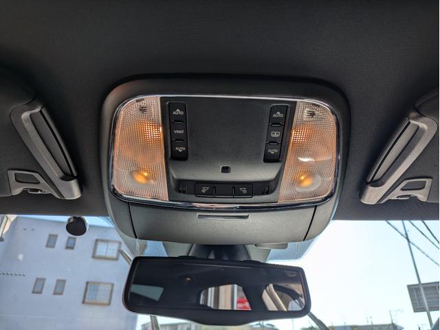 クライスラー・300 300Cラグジュアリー ディーラー車・黒革シート・純正ナビ・TV・Bカメラ・ETC・シートヒーター・前席ベンチレーション・パノラマルーフ・リアサンシェード・ステアリングヒーター・プッシュスタート・スマートキー・ブルートゥース(47枚目)